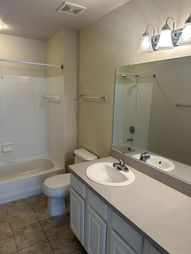 Building Photo - 13700 Richmond Park Dr N