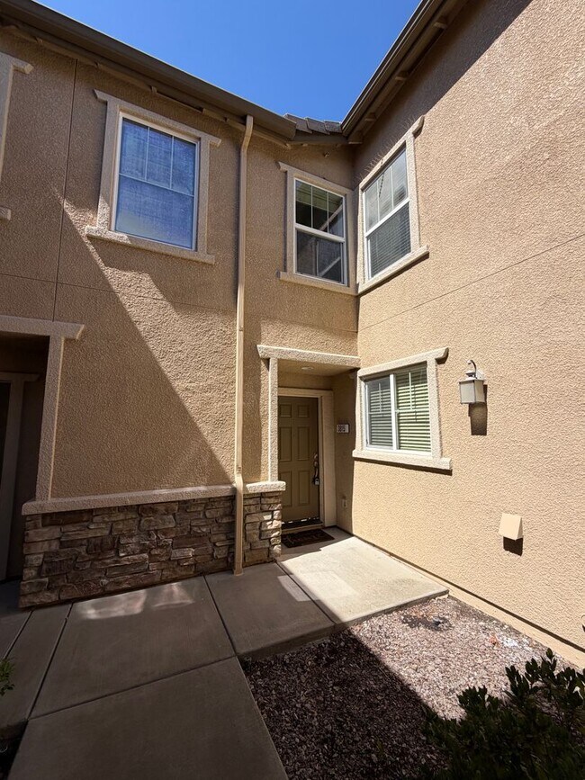 Building Photo - 3301 N Park Dr