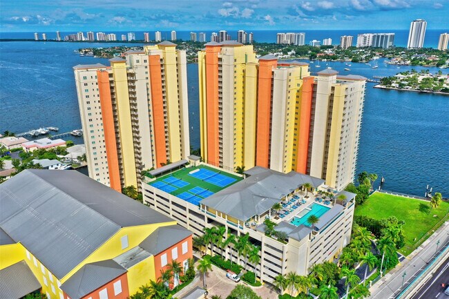 Building Photo - 2640 Lake Shore Dr