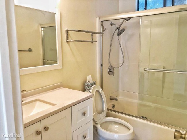 Building Photo - 10112 NE 68th St