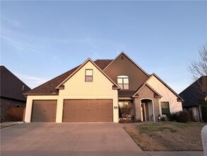 Building Photo - 609 SE Hendrix St