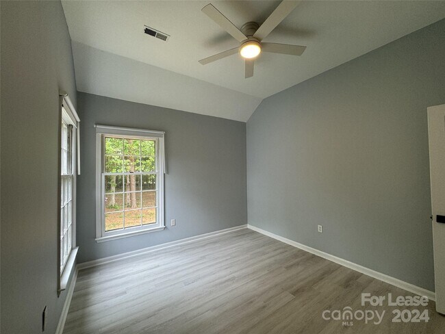 Building Photo - 129 Southhaven Dr