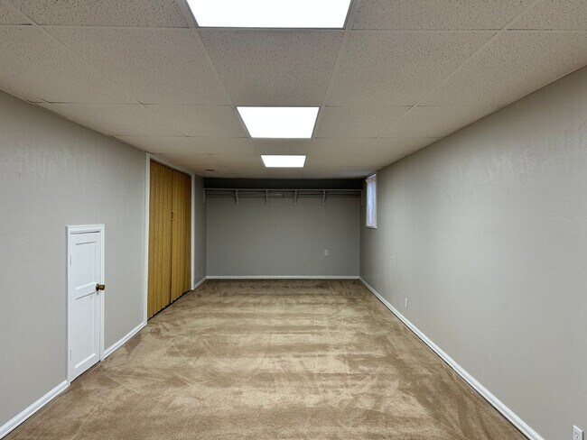 Building Photo - Spacious 3BR Duplex w/ Garage, Workshop, L...