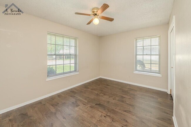 Building Photo - 1118 Crescent Ln