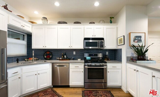 Building Photo - 12603 Moorpark St