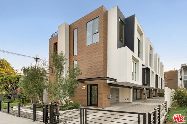 Building Photo - 807 N Detroit St