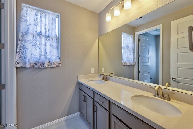 Building Photo - 252 Castellari Dr