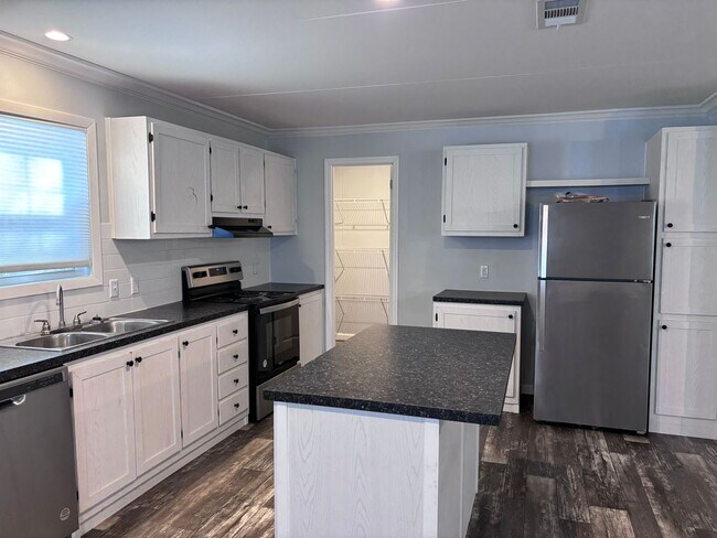 Building Photo - BEAUTIFUL +55 HOA COMMUNITY
