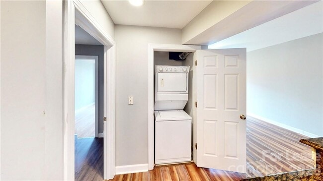 Building Photo - 718 W Trade St