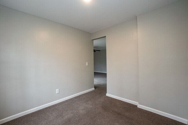 Building Photo - Beautiful Townhouse w/ 1st Floor Bedroom