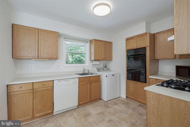 Building Photo - 5004 Eastchester Cir