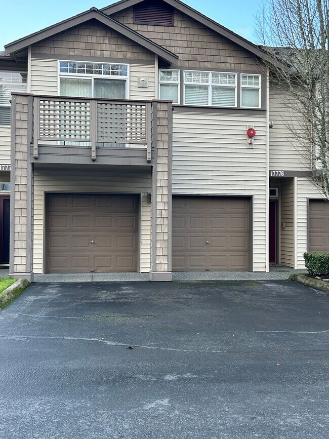 Building Photo - 3 Bed, 2 Bath Condo with in Cascade-Fairwood neighborhood of Renton, $2,865/month.