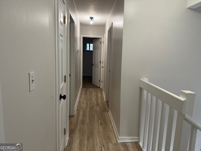 Building Photo - 20 Fairway Ln