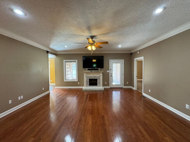 Building Photo - Steps from the Tee—Your Golf Course Home A...