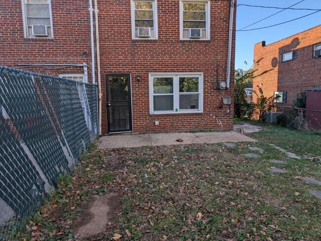 Building Photo - 3 Bedroom - 1 Bathroom Row Home in a Beautiful Neighborhood