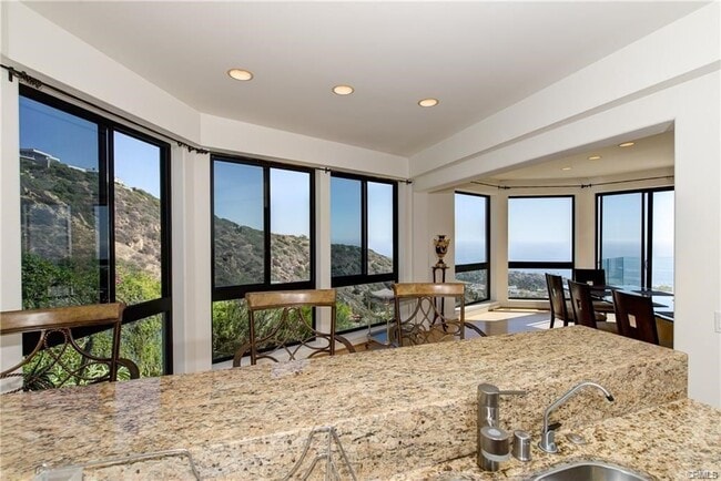 Building Photo - 1326 Skyline Dr