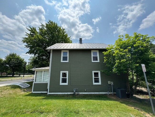 Building Photo - Charming 2 Bed 1.5 Bath Single Family Home...