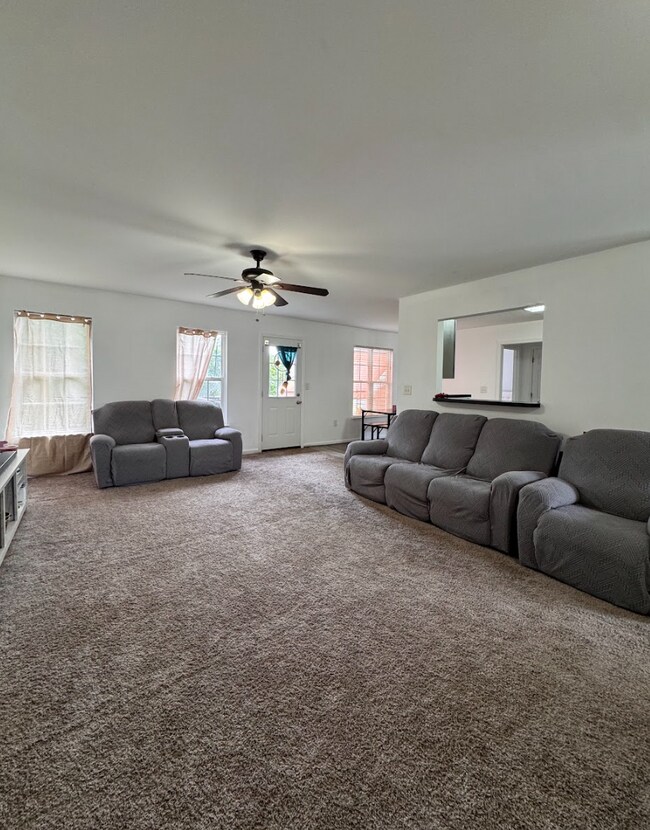 Building Photo - ???? Spacious 3-Bedroom Home on a Large Lot in Spartanburg School District 6 – Minutes from Shopp...