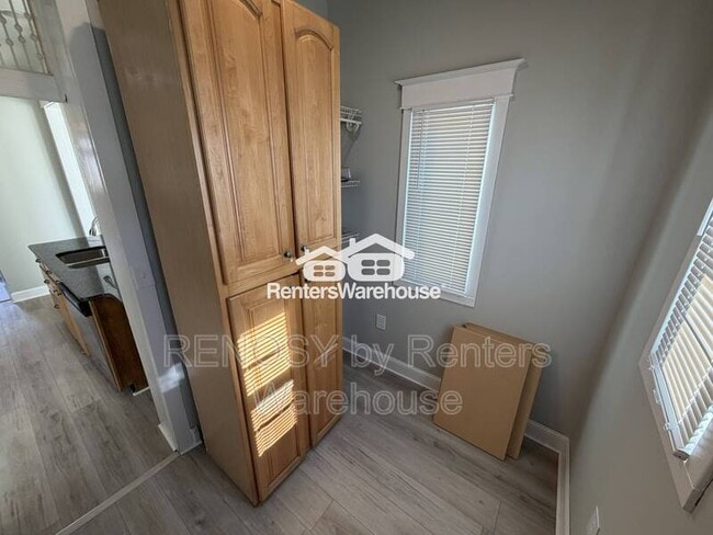 Building Photo - 400 Lyndhurst St