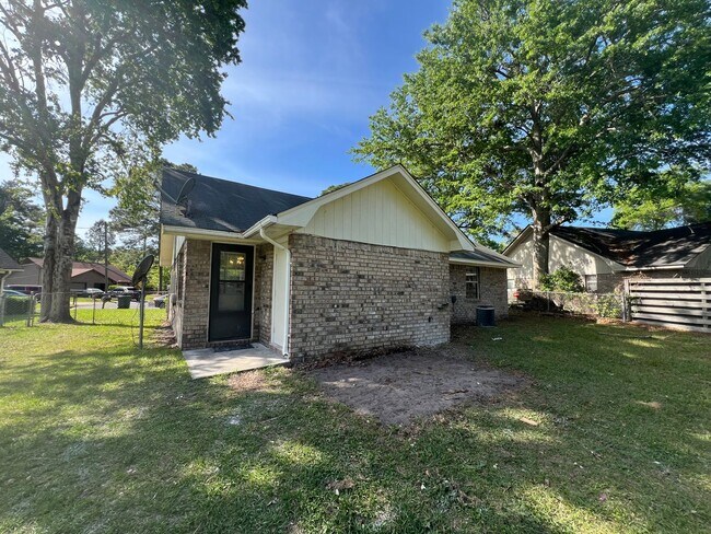 Building Photo - Home For Rent