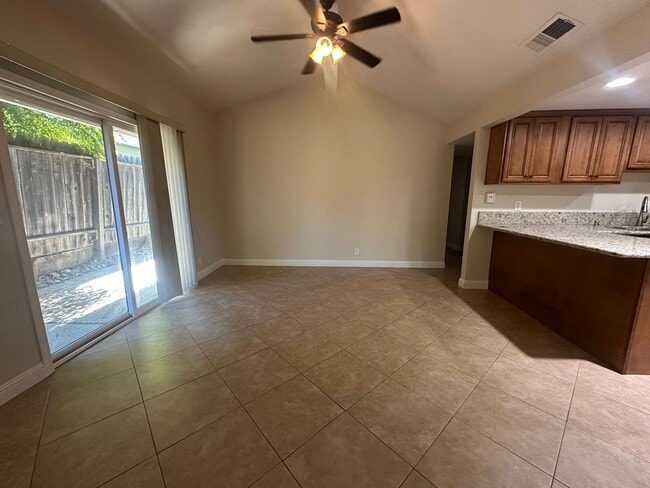 Building Photo - 2 Bedroom 2 Bathroom Updated Duplex with Y...