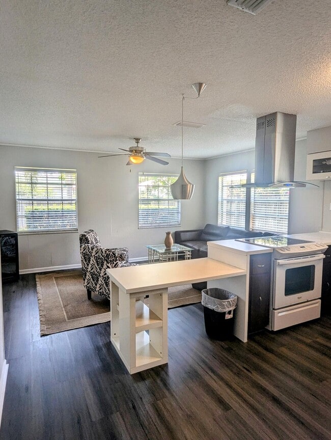 Building Photo - 1352 Riverside Cir