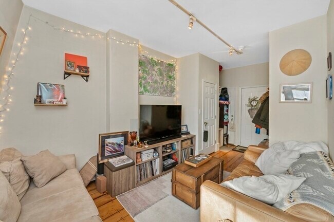 Building Photo - 73 Main St