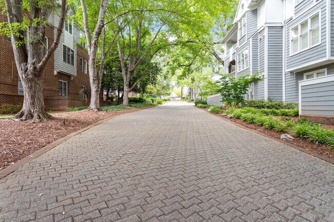 Building Photo - 700 Bishops Park Dr
