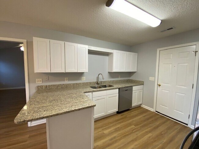 Building Photo - Welcome to this beautiful 4 bedroom, 2 bathroom home located in the desirable area of Wilmington,...