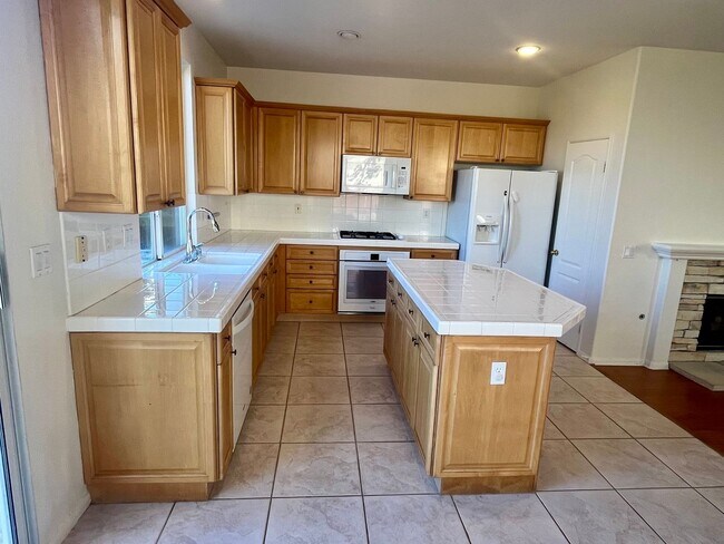 Building Photo - patt1460 Sapphire