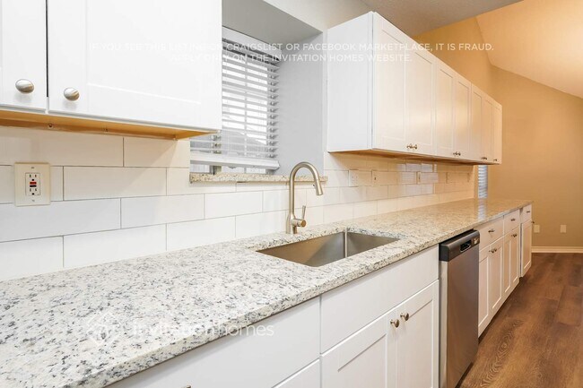 Building Photo - 1633 Summers Dr