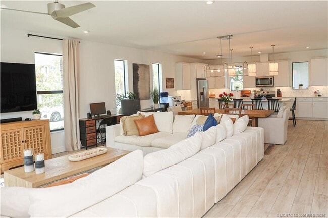 Building Photo - 950 SW Pr Ave