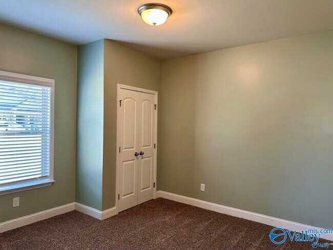 Building Photo - 2618 W Creek Dr