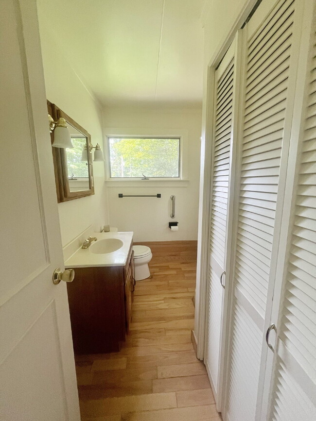 Building Photo - Charming Single Family 2 Bed/1 Bath in Groton!