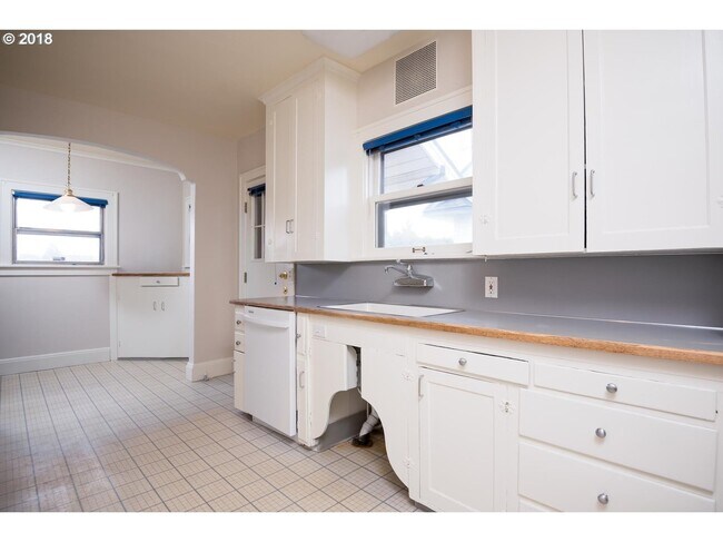 Building Photo - Hollywood District Home - 3 Bdrm 2 bths, 2290 sq. ft.