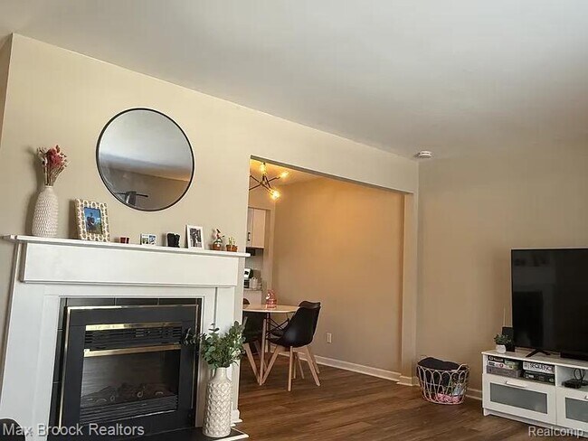 Building Photo - 42556 Plymouth Hollow Dr