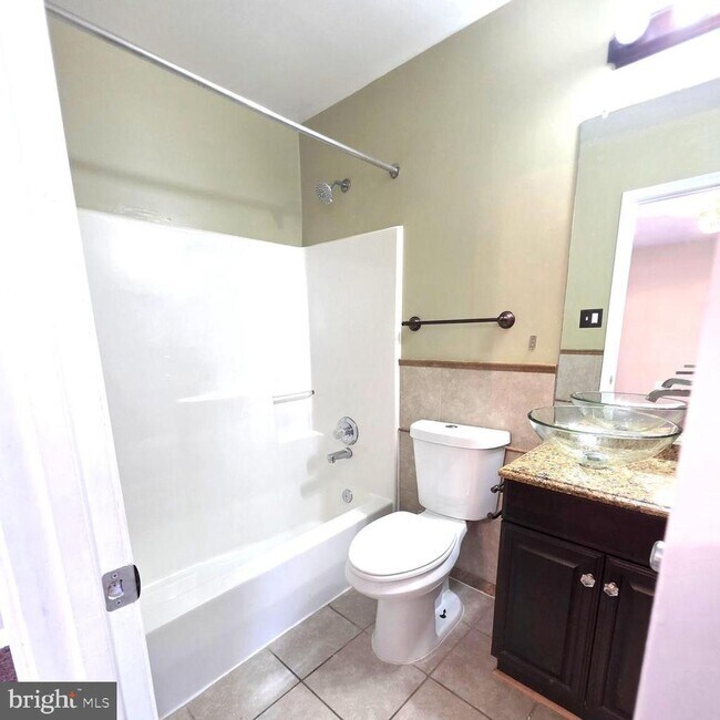 Building Photo - 940 Newington Ct