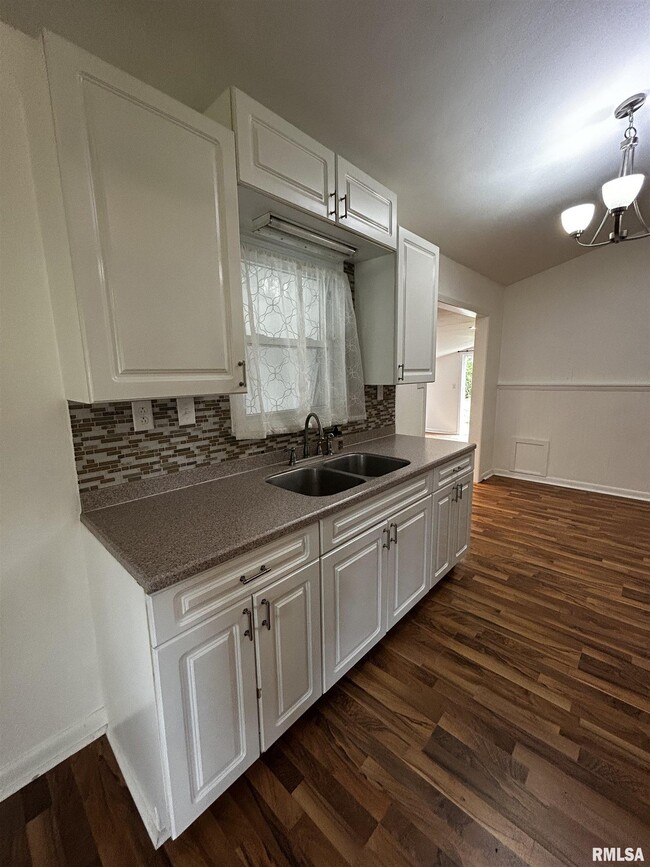 Building Photo - 1328 Hilltop Dr