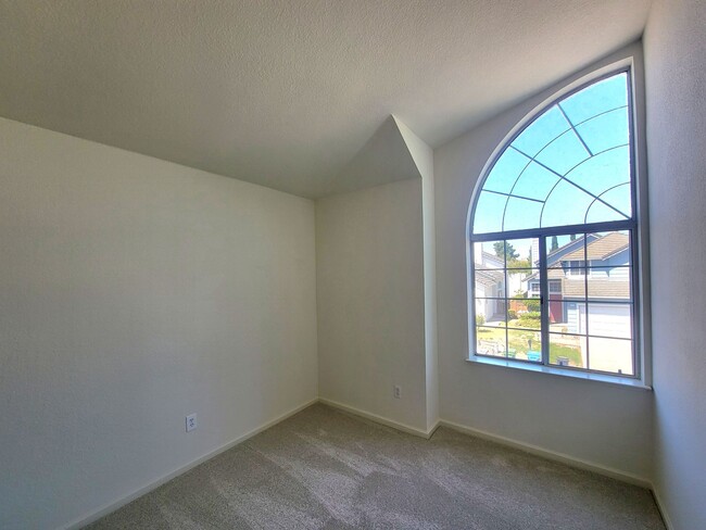 Building Photo - Lovely and Spacious 4-bedroom Beauty in De...
