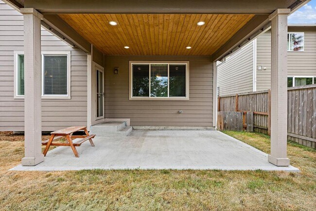 Building Photo - 15592 Chad Dr SE