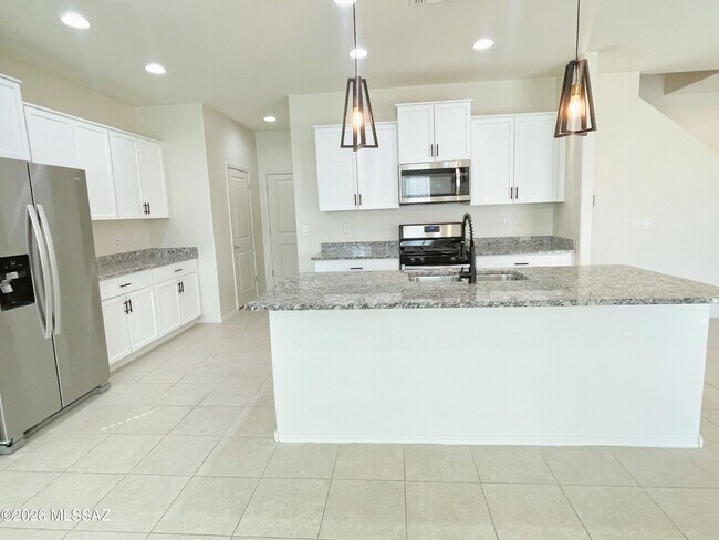 Building Photo - 866 E Artesia Pl