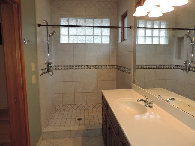 Building Photo - Luxurious 2bd Condo in Downtown Blowing Rock!