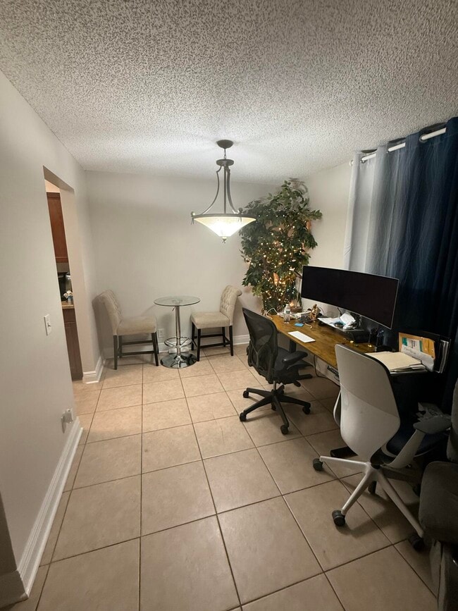 Building Photo - 915 Meadows Cir