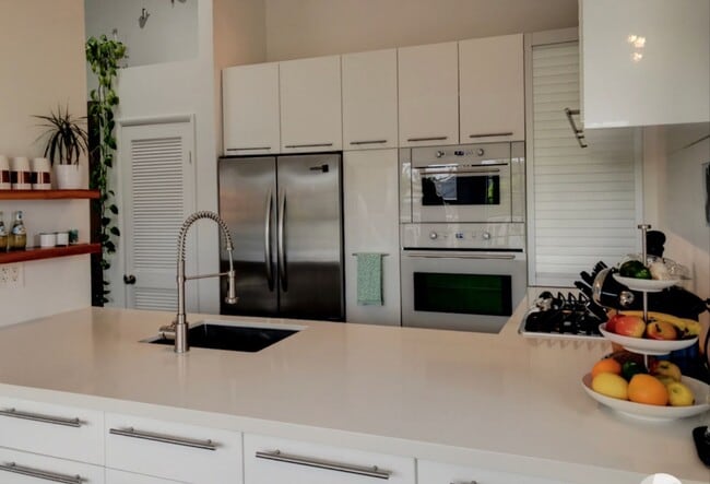 Building Photo - Rare 3 bed 2 bath Townhome available now.