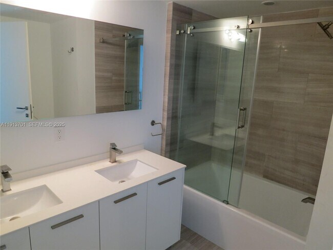 Building Photo - 1300 Brickell Bay Dr