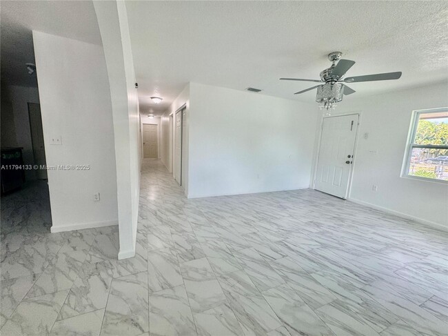 Building Photo - 526 SW 7th Ct