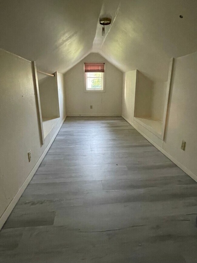 Building Photo - 600 W Lincoln Ave