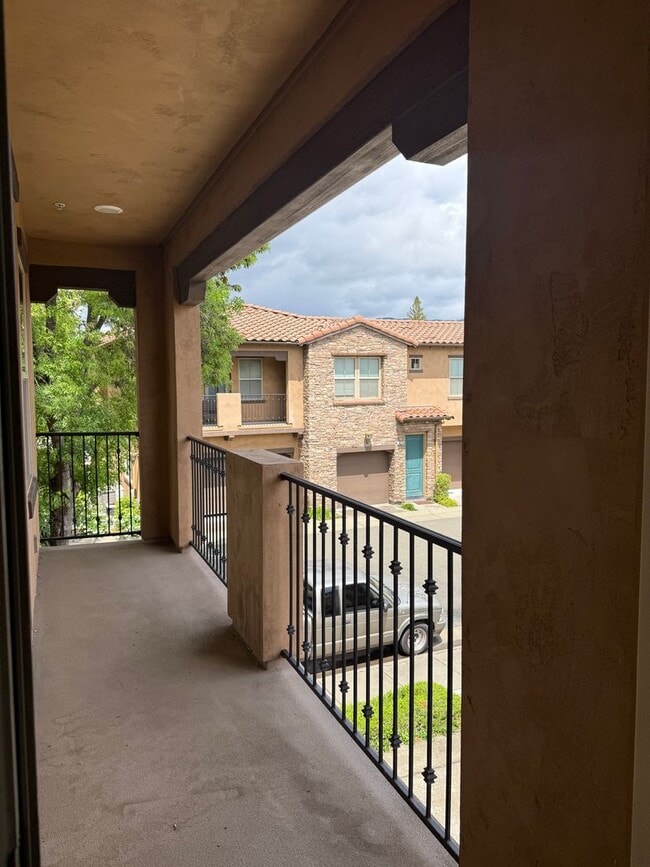 Building Photo - Beautifully Maintained 2 bedroom 2 bathroom Condo
