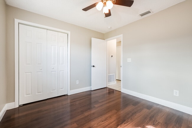 Building Photo - 1025 Ireland Dr