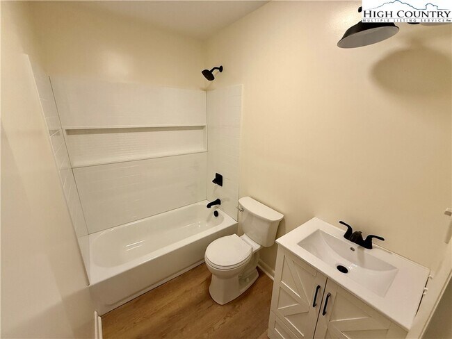 Building Photo - 130 Maple Dr